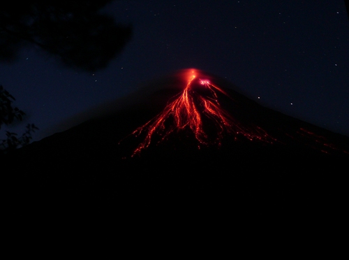 volcan-arenal-night